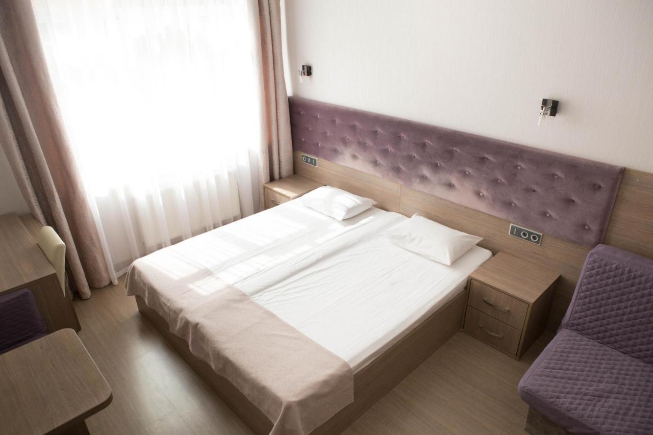 Hotel Mini Elegant à Kiev Extérieur photo