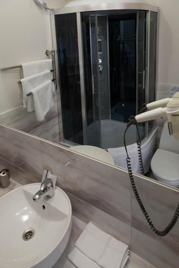 Hotel Mini Elegant à Kiev Extérieur photo
